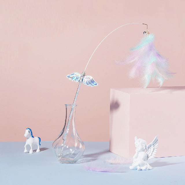 Feather Engelsflügel Katzenspielzeug mit robuster Metallkette für aktives Spielen.