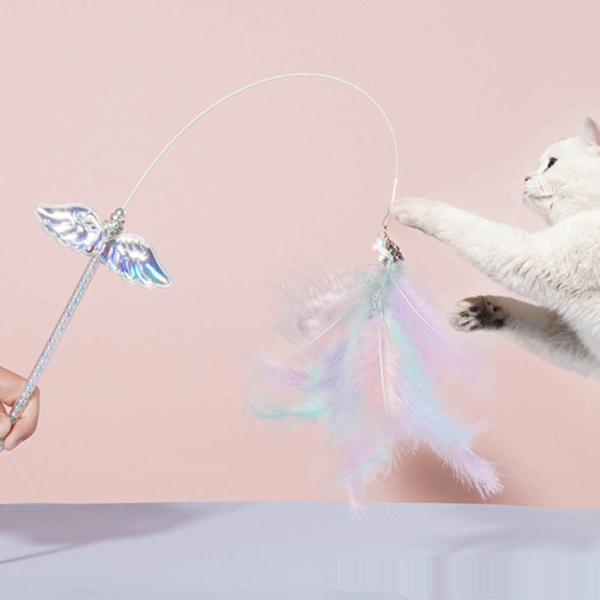 Katzenspielzeug Engelsflügel mit stabilem Metallketten-Design für intensiven Spielspaß.