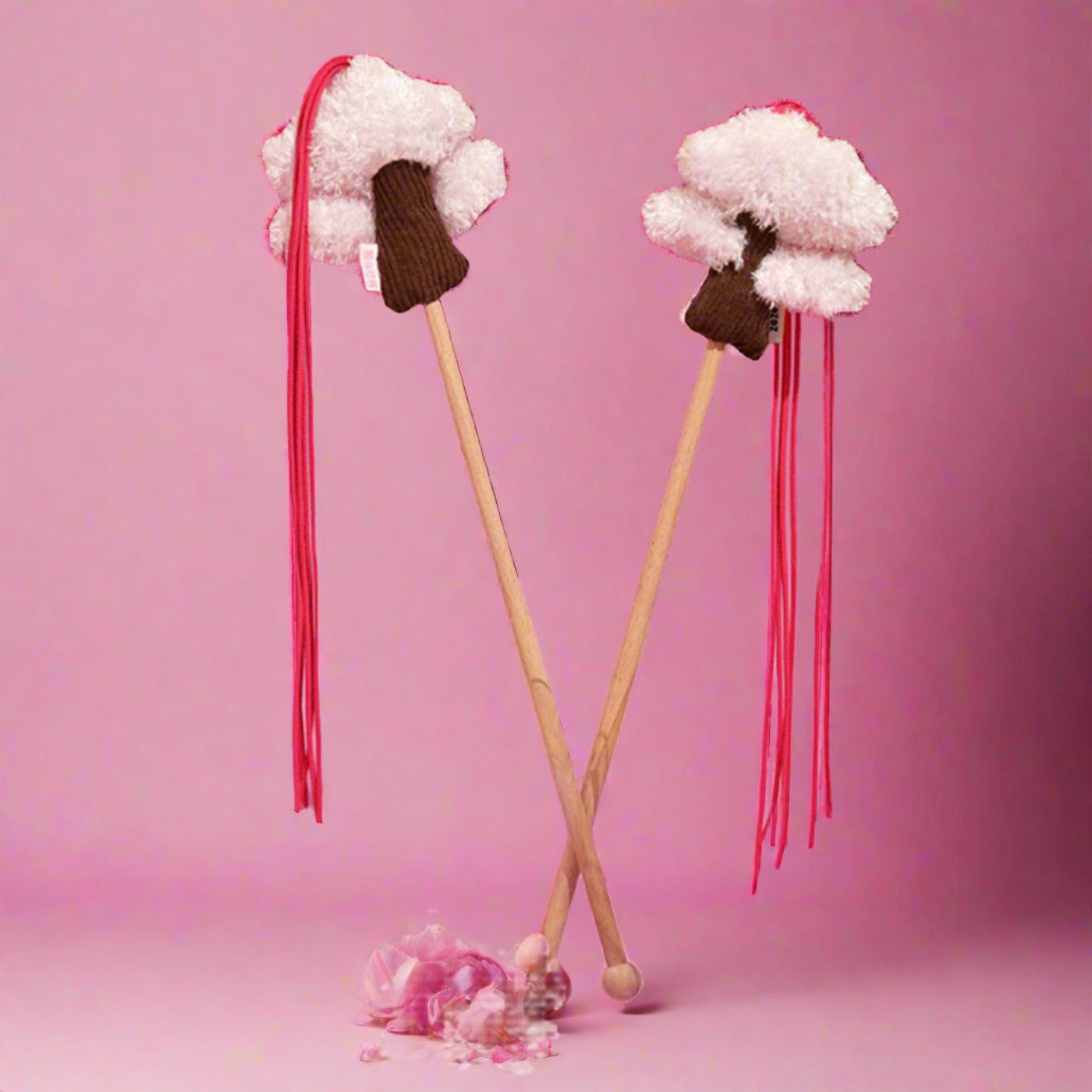 Sakura Katzenteaser mit Wildlederquasten und Buchenholzgriff