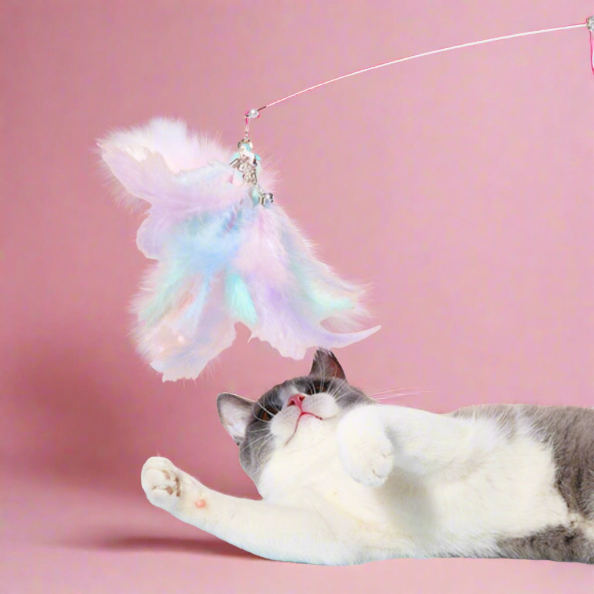 Interaktives Katzenspielzeug mit Engelsflügel-Federn für natürliche Jagdinstinkte.