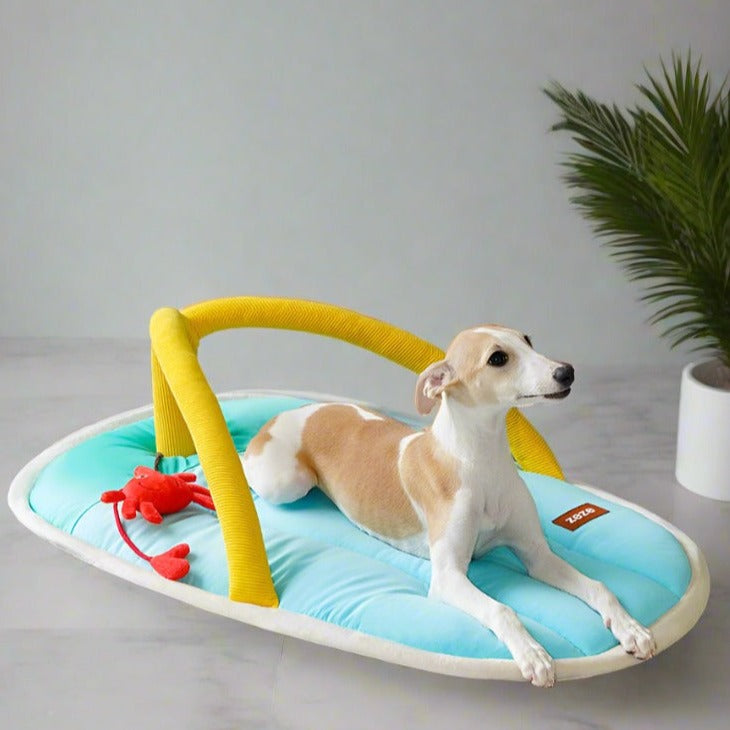 Haustierbett mit kühlendem Stoff und rotem Krabben-Spielzeug