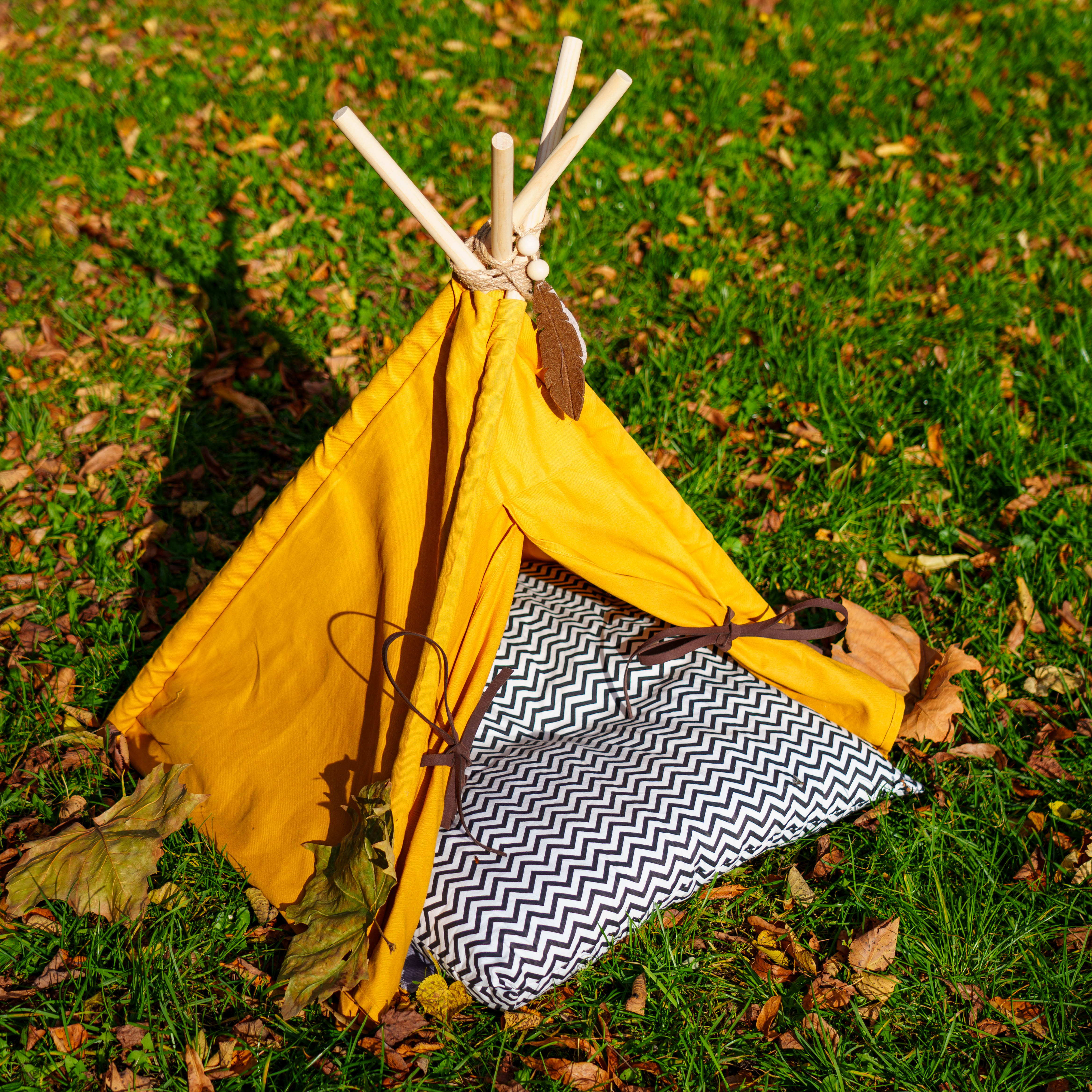 Luxuriöses Haustier-Zeltbett mit großem Platz und kuscheligen Kissen.