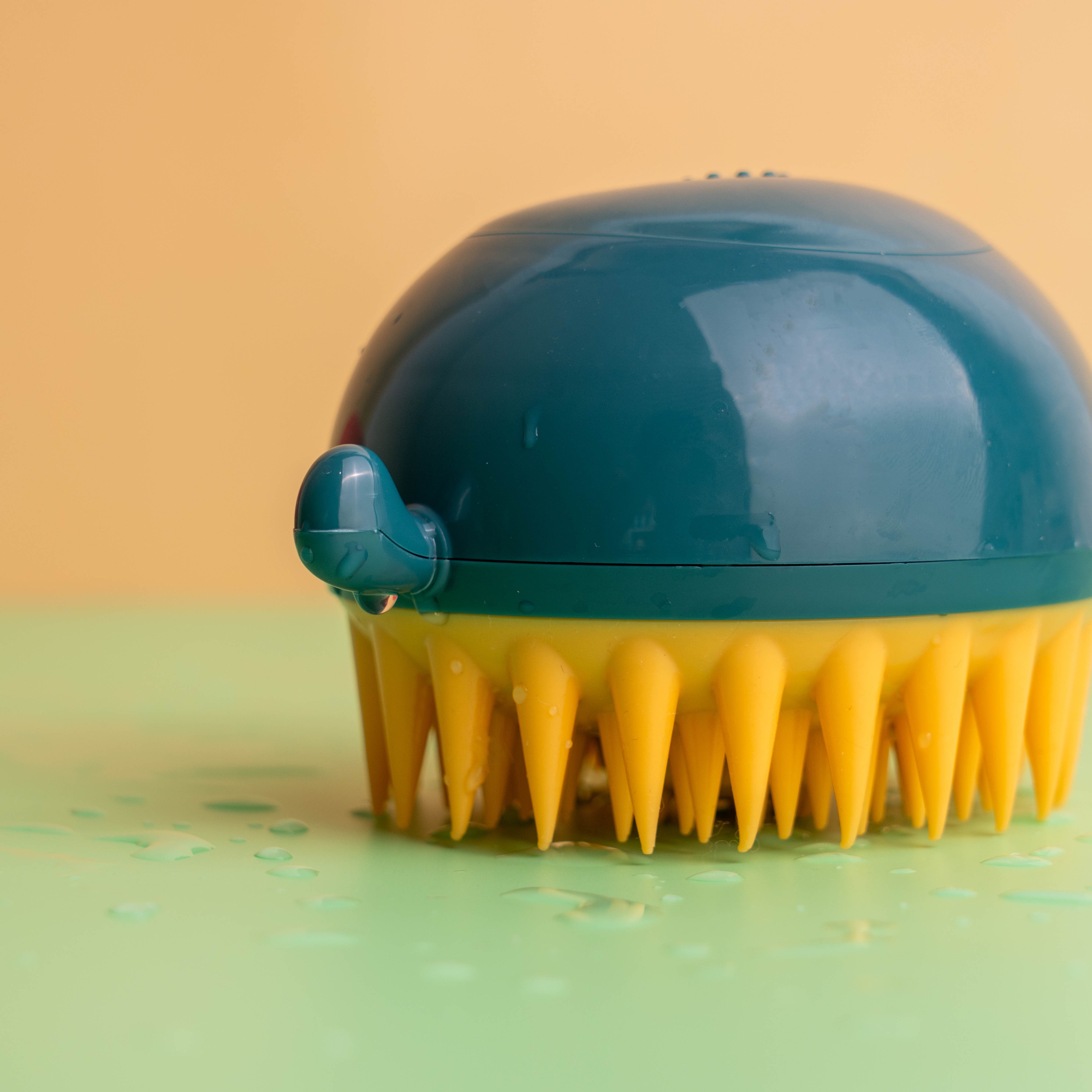 Multifunktionale Bade- und Pflegebürste für Haustiere – für Nass- und Trockenanwendung geeignet