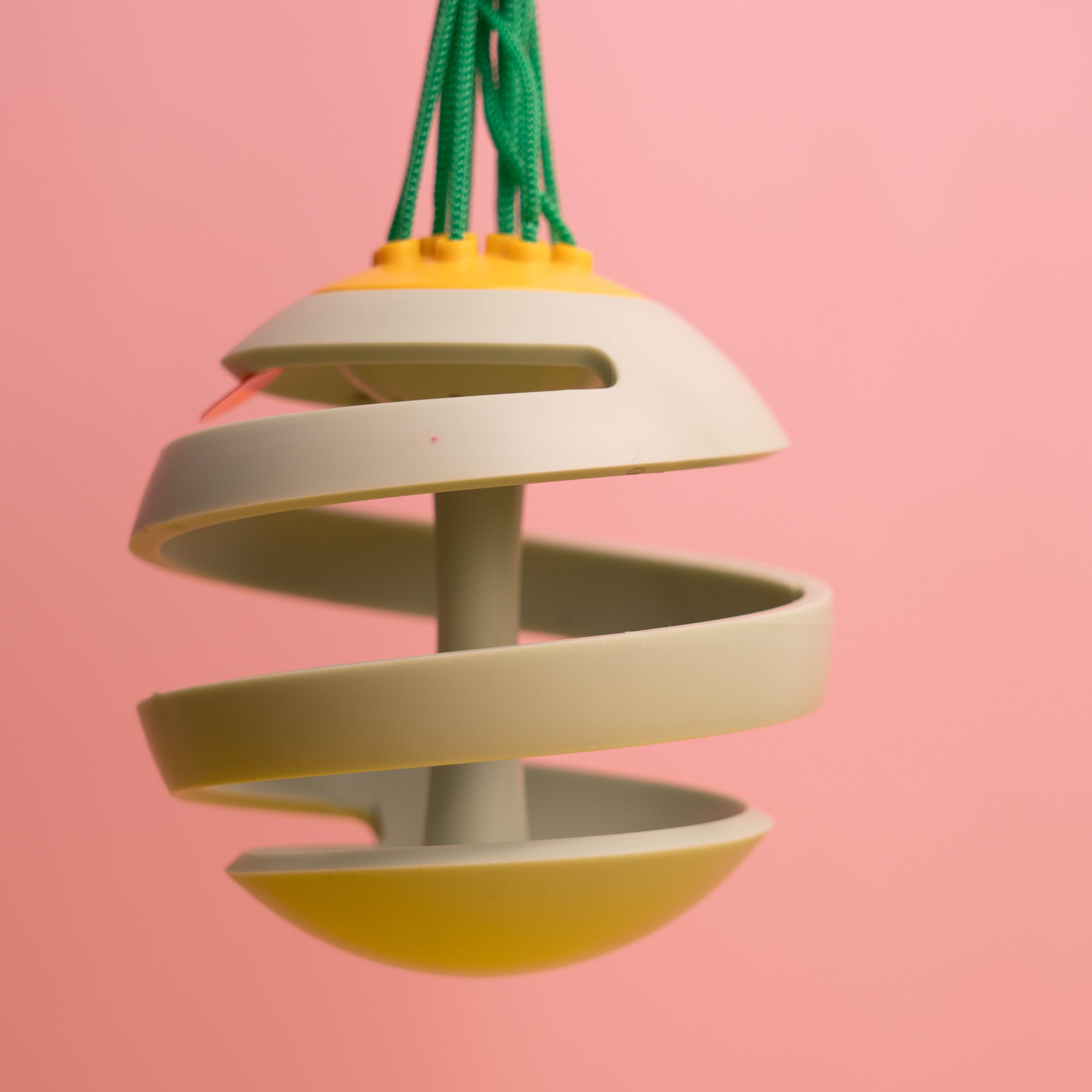 Unwuchtiger Katzenspielball mit Soundeffekt – interaktives Spielzeug mit realistischem Grillenzirpen