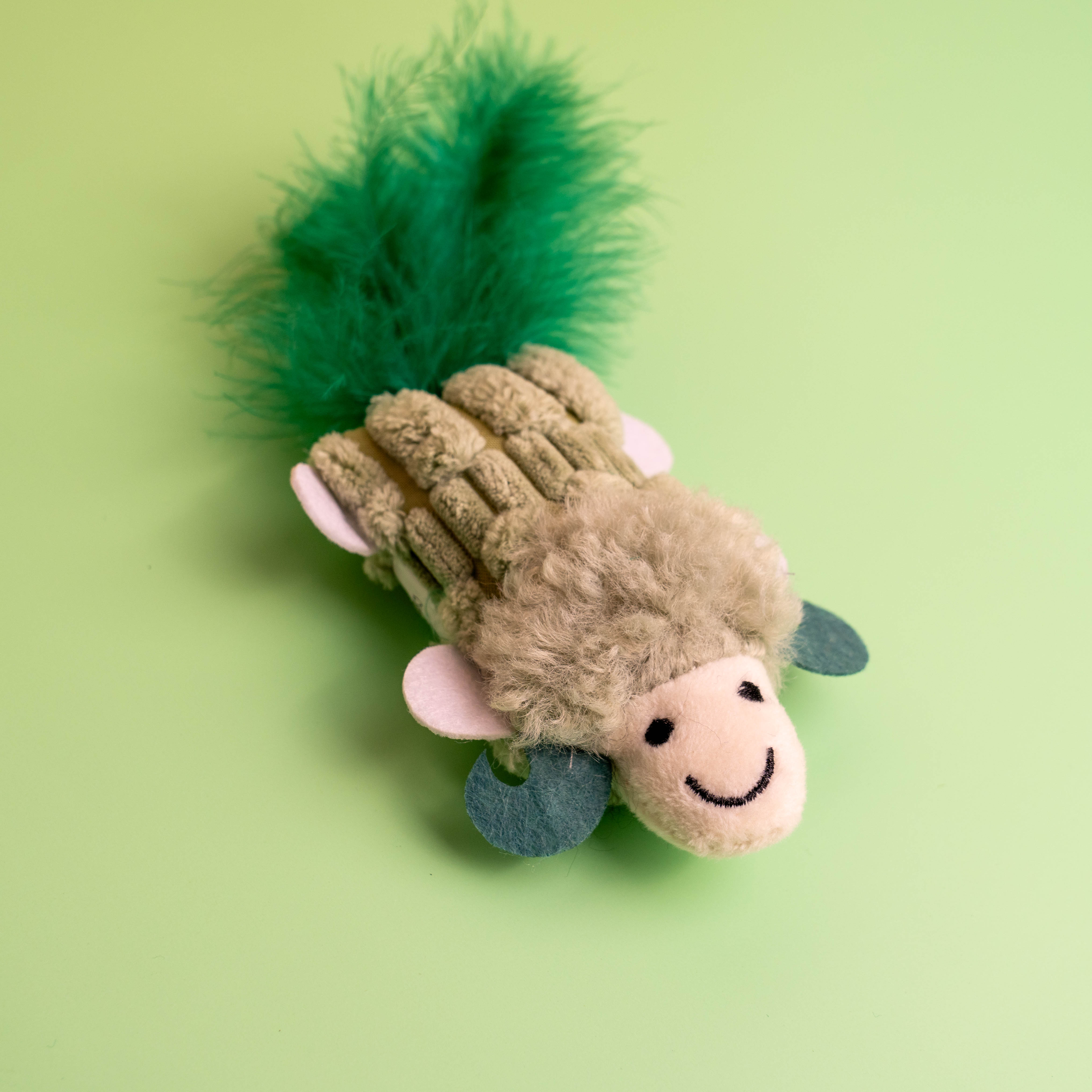 Katzenspielzeug in Schafform mit Katzenminze, Glöckchen und Federn – interaktives Spielzeug zur Förderung von Spiel- und Jagdinstinkt