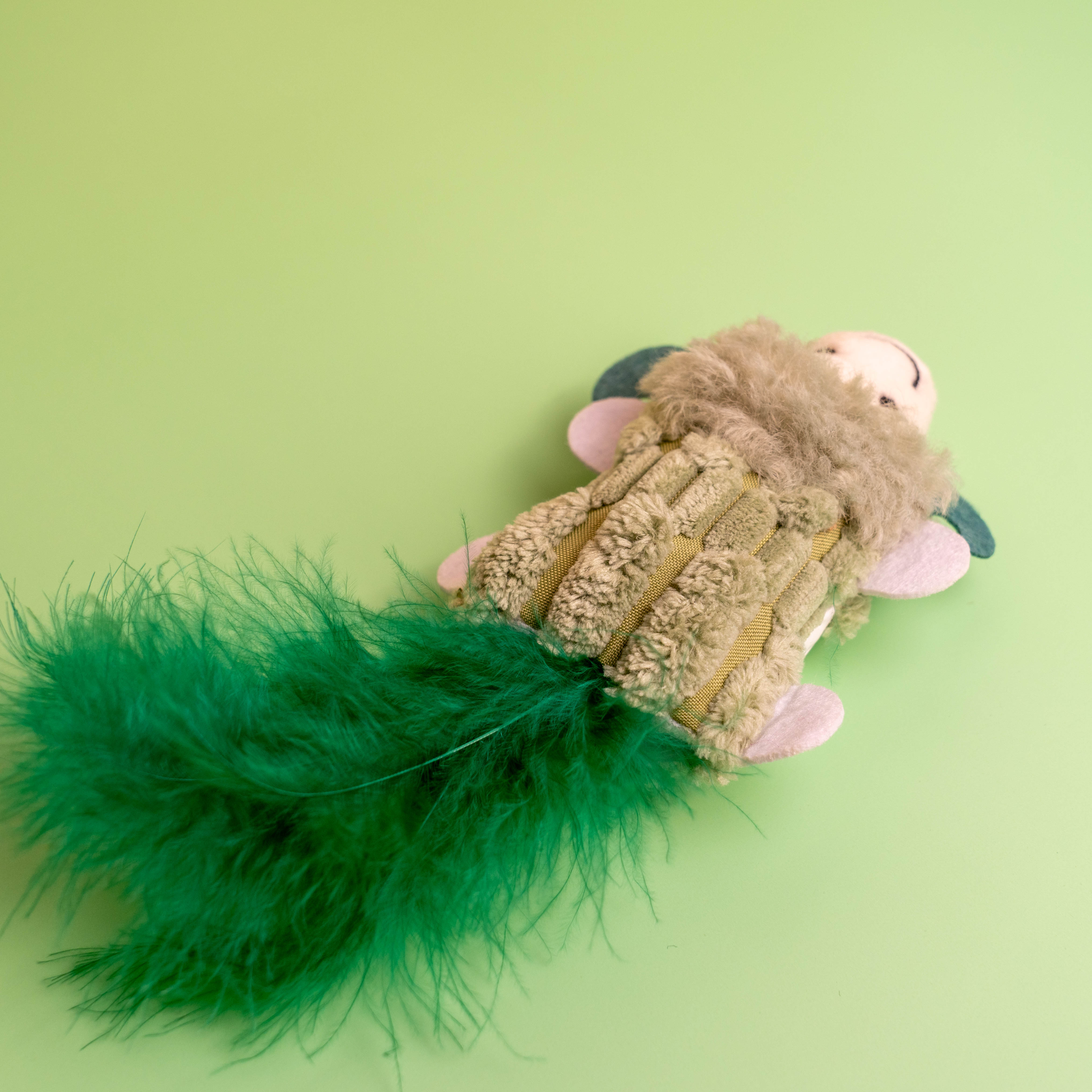 Interaktives Katzenspielzeug Schaf mit Katzenminze, Glöckchen und Federn