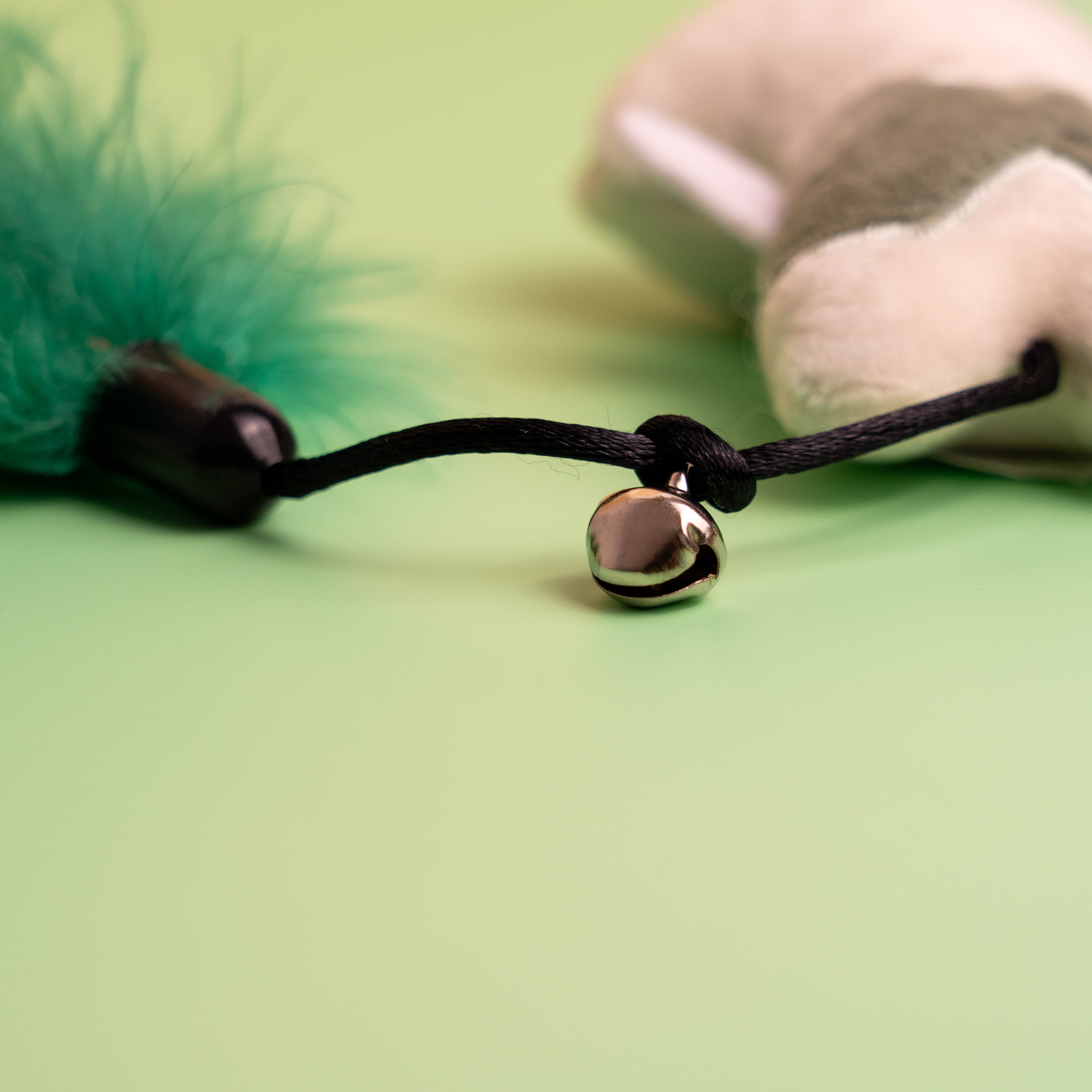 Natürliches Katzenspielzeug mit Katzenminze, echten Federn und weichem Zahnpflege-Material