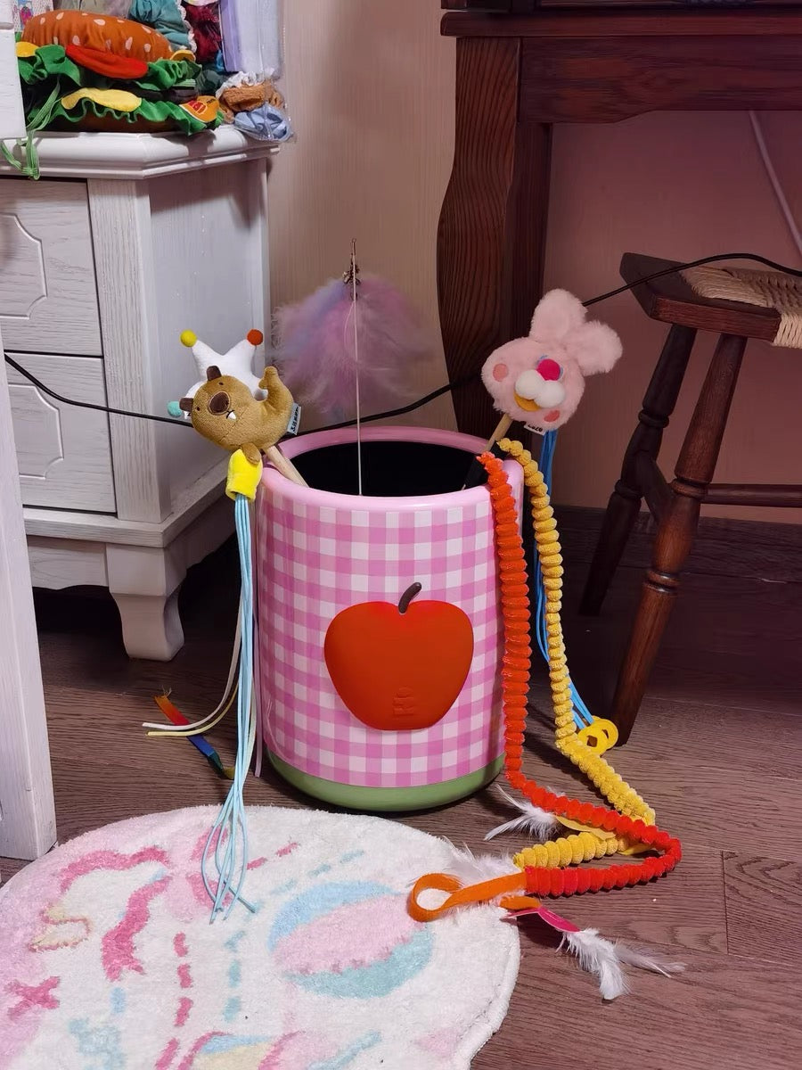 Robust gestaltetes Feather Engelsflügel Spielzeug für Katzen mit stabiler Metallkette.