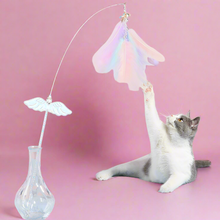 Langlebiges Katzenspielzeug mit Engelsflügeln und Metallkette – perfekt für wilde Spielstunden.