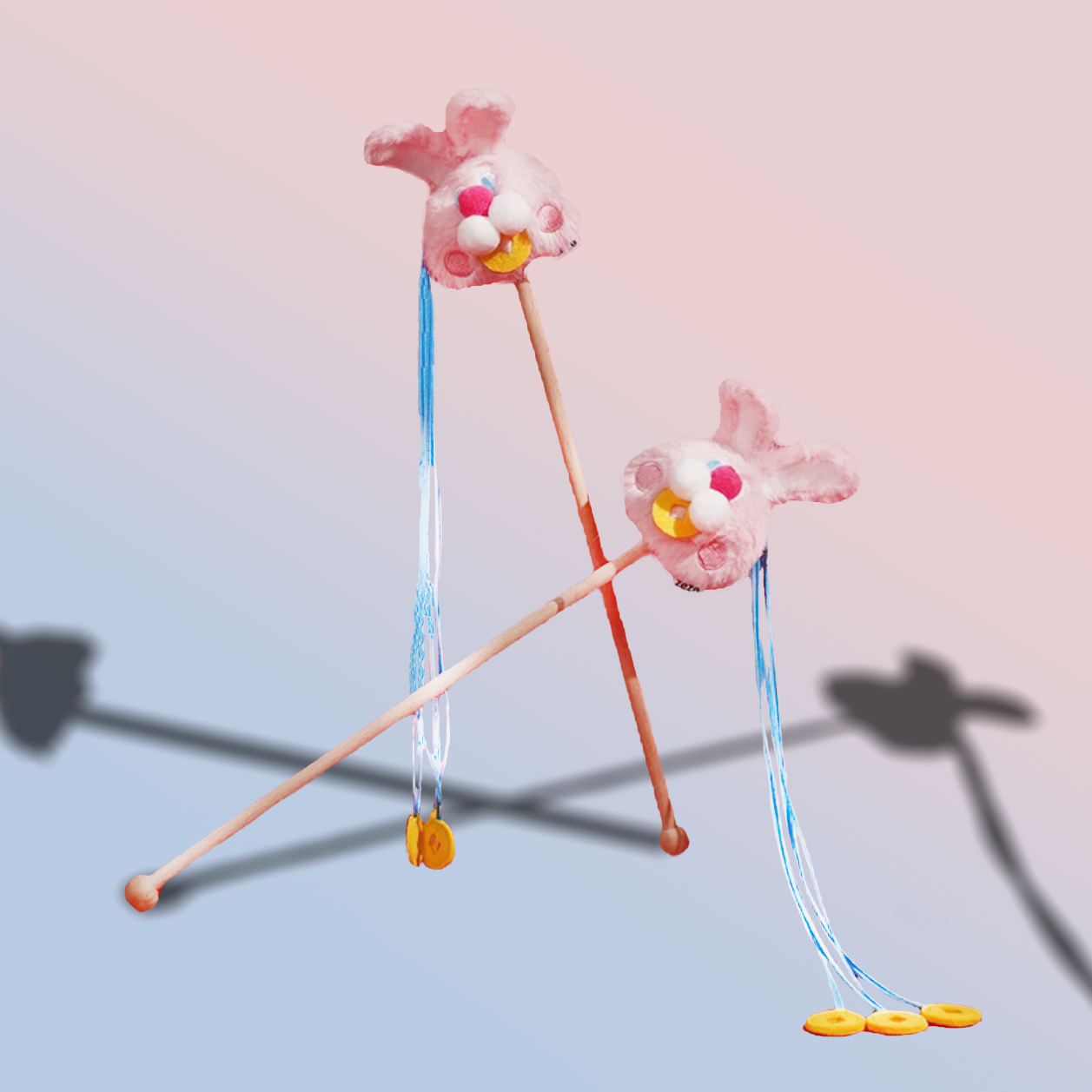 Langlebiger Katzen-Reizstab aus Buchenholz mit buntem Kaninchen und Wildlederquasten.