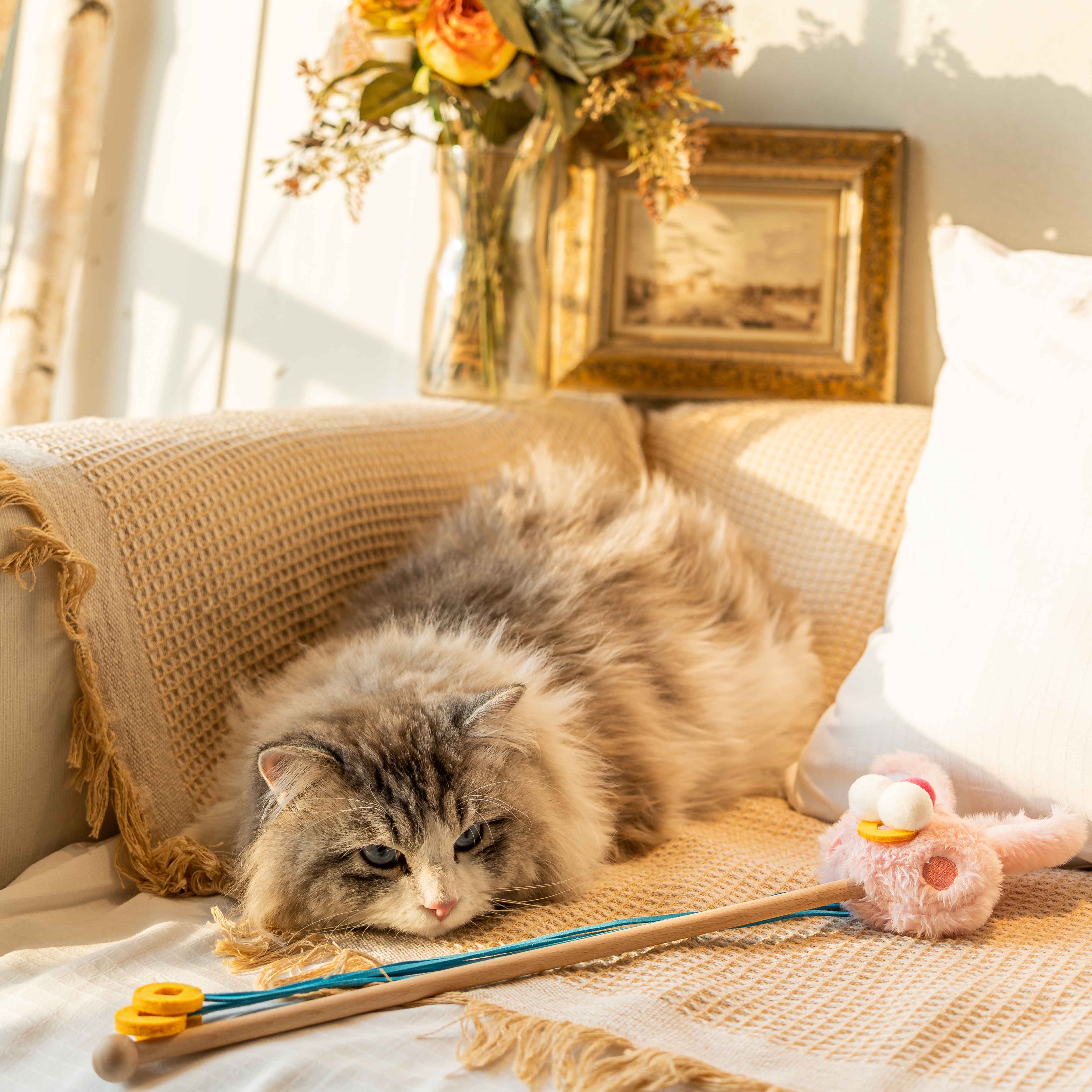 Rosa Kaninchen Katzenspielzeug mit robustem Buchenholz und langlebigen Wildlederquasten.