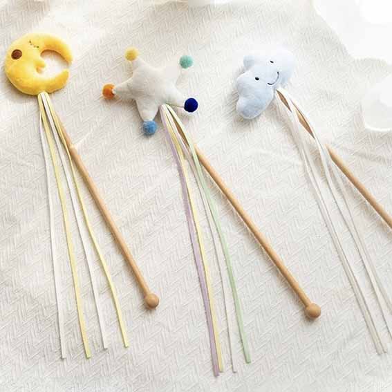 Teaser-Stab mit Stern- und Wolkenmotiven: langlebig, sicher und voller Katzenminze-Power!