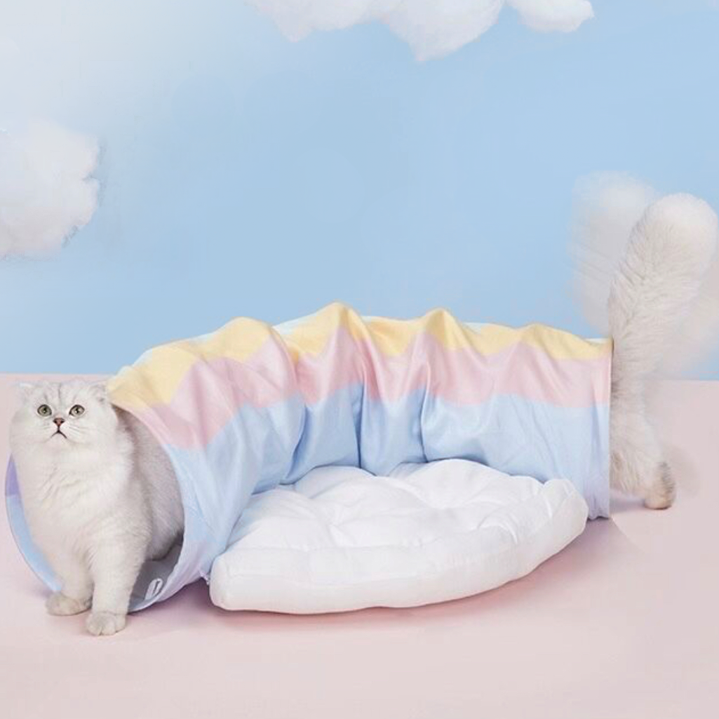 Katzenbett und Spielplatz in einem mit gepolsterter Matte, Tunnel und niedlichen Sternen.