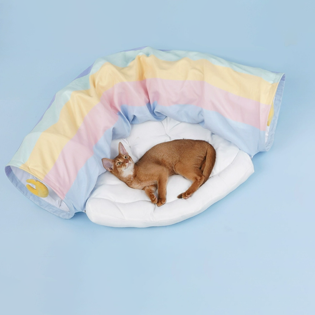 Multifunktionales Katzenbett mit abnehmbarem Tunnel, weichen Wolken und verspieltem Design.